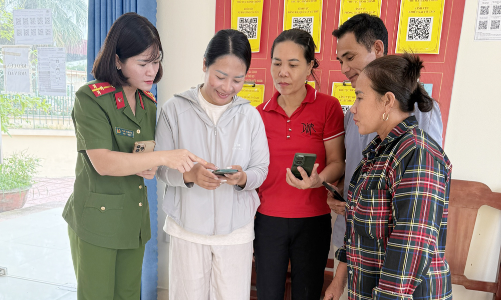 Công an xã Hợp Đức (Tân Yên) hướng dẫn người dân tham gia đóng góp ý kiến sửa đổi Hiến pháp.